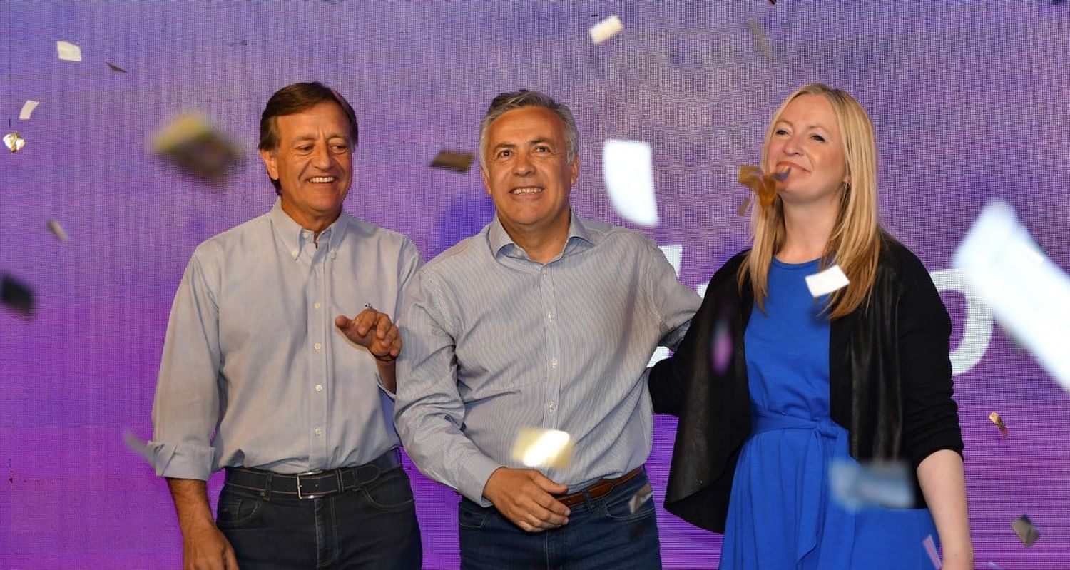 Festejo del triunfo de Alfredo Cornejo en Mendoza. Crédito: Télam / Ramiro Gómez