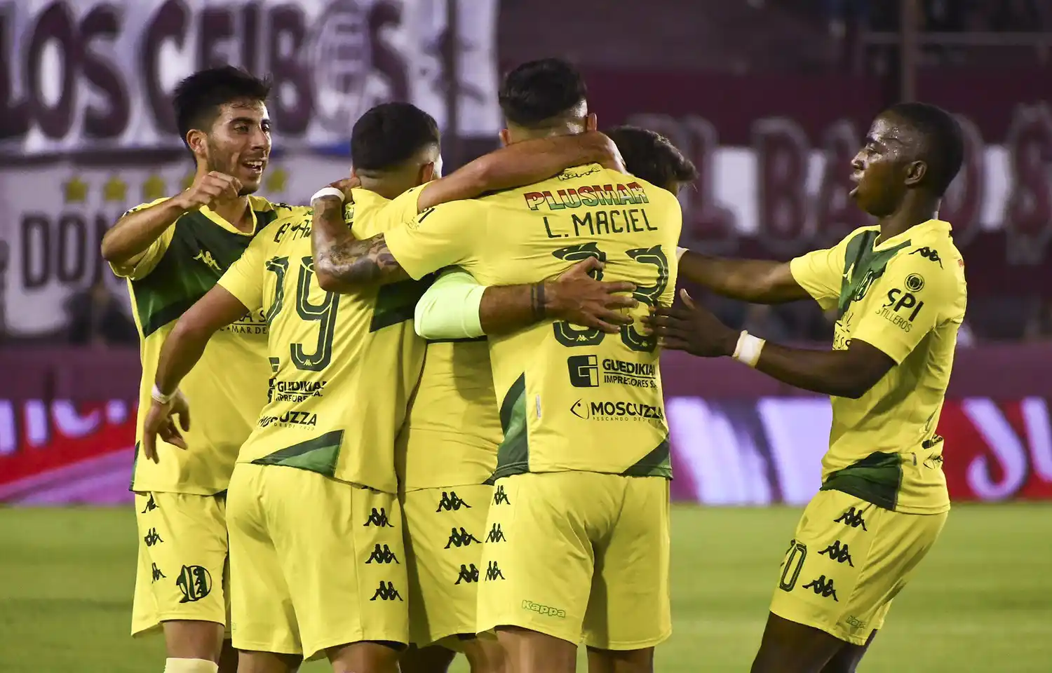 Aldosivi superó a Lanús y es escolta en la zona B