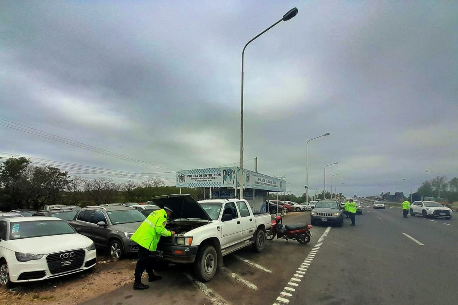 Ruta 14: lo paró la Policía Caminera, se bajó y se escapó a pie, pero lo atraparon