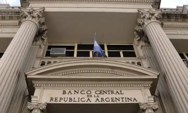 El Banco Central sube la tasa a 60 % para intentar frenar la corrida cambiaria