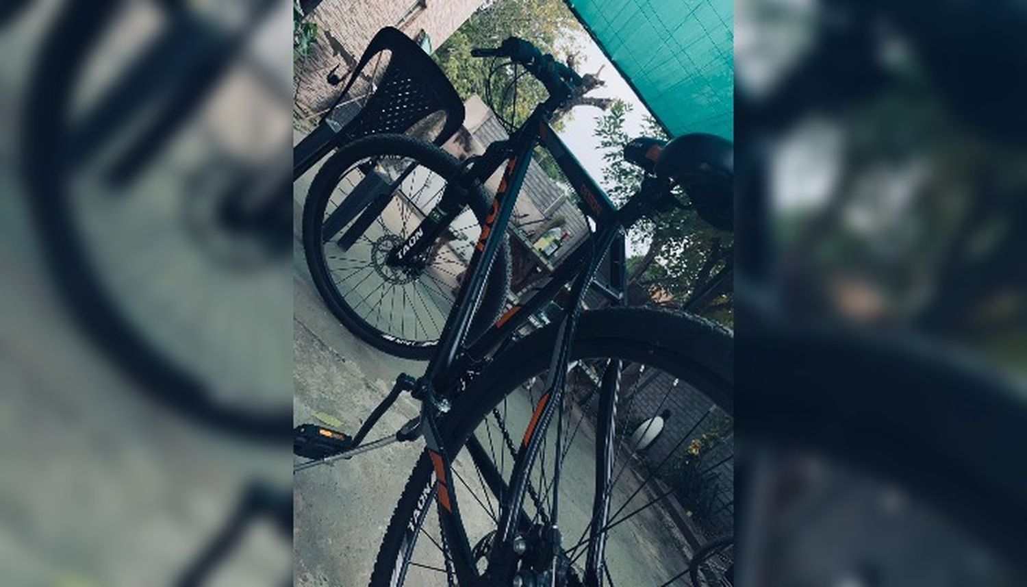 Le robaron la bici afuera de la escuela y la busca