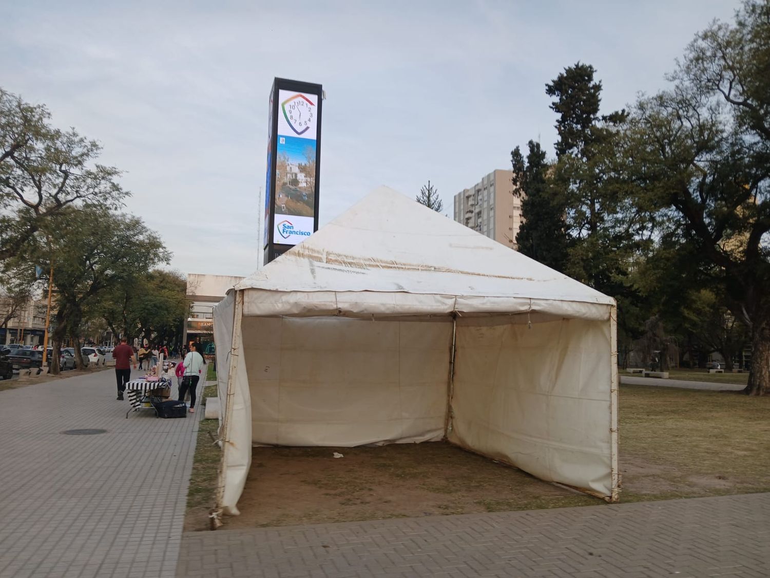 La carpa instalada en el Centro Cívico donde se realizarán los testeos.