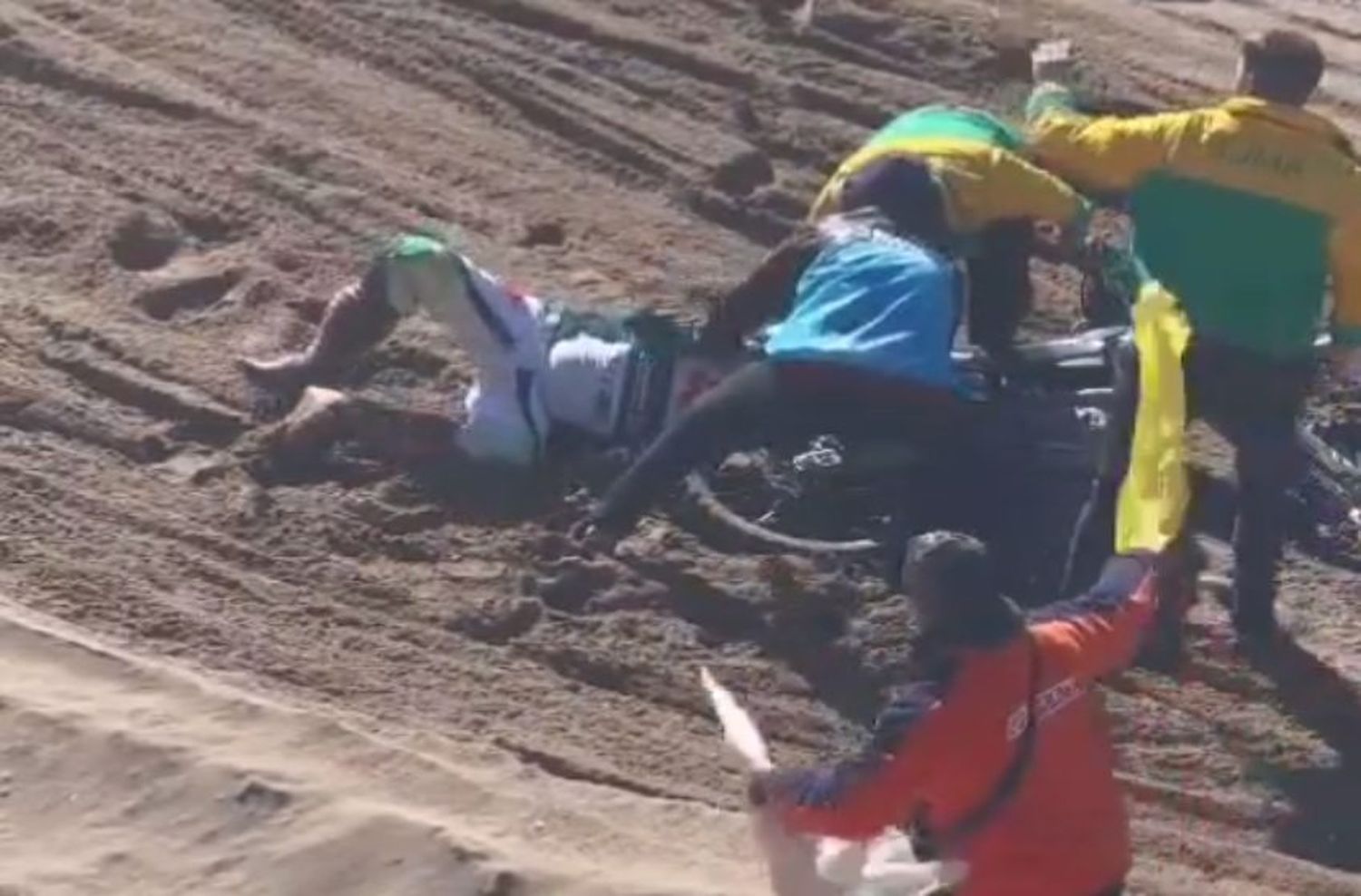 Accidente en el Enduro: un motociclista quedó atrapado con su moto