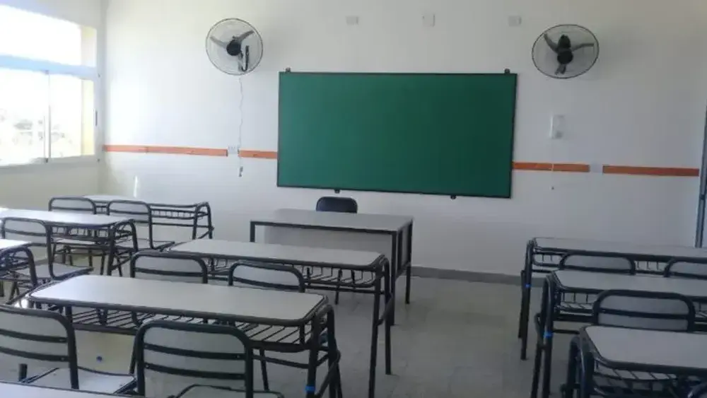 Un aula de una escuela vacía.