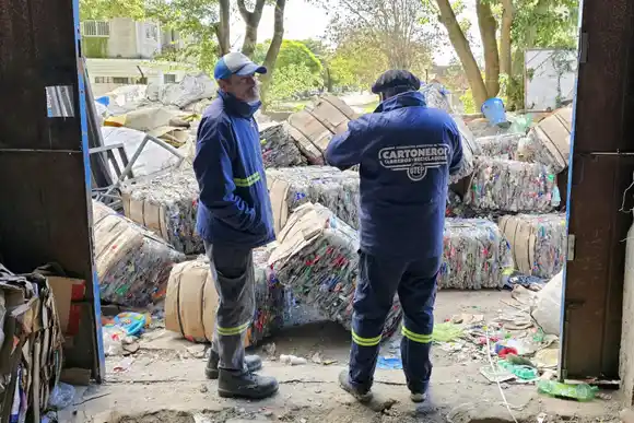 Recicladores Urbanos: la tarea de vivir de los residuos y reducir la contaminación ambiental