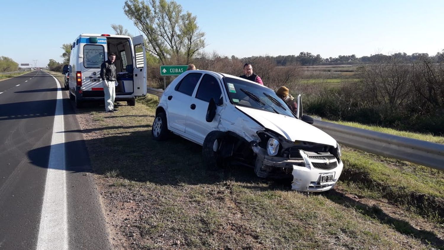 Perdió el control, despistó y se estrelló contra guardarraíl: un herido
