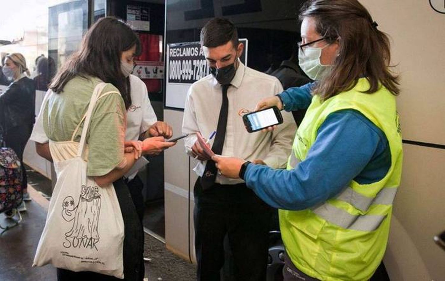 Pase sanitario: pasajeros y choferes coinciden en que es una buena medida contra el coronavirus