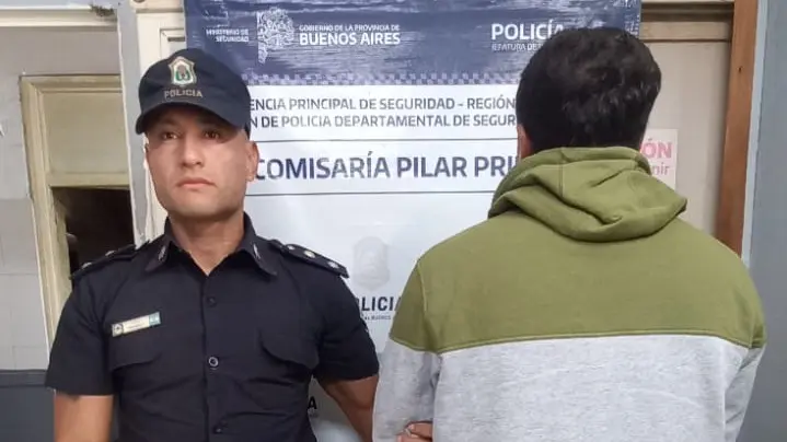 Federico Balbuena (de espaldas) está detenido desde el 28 de abril.