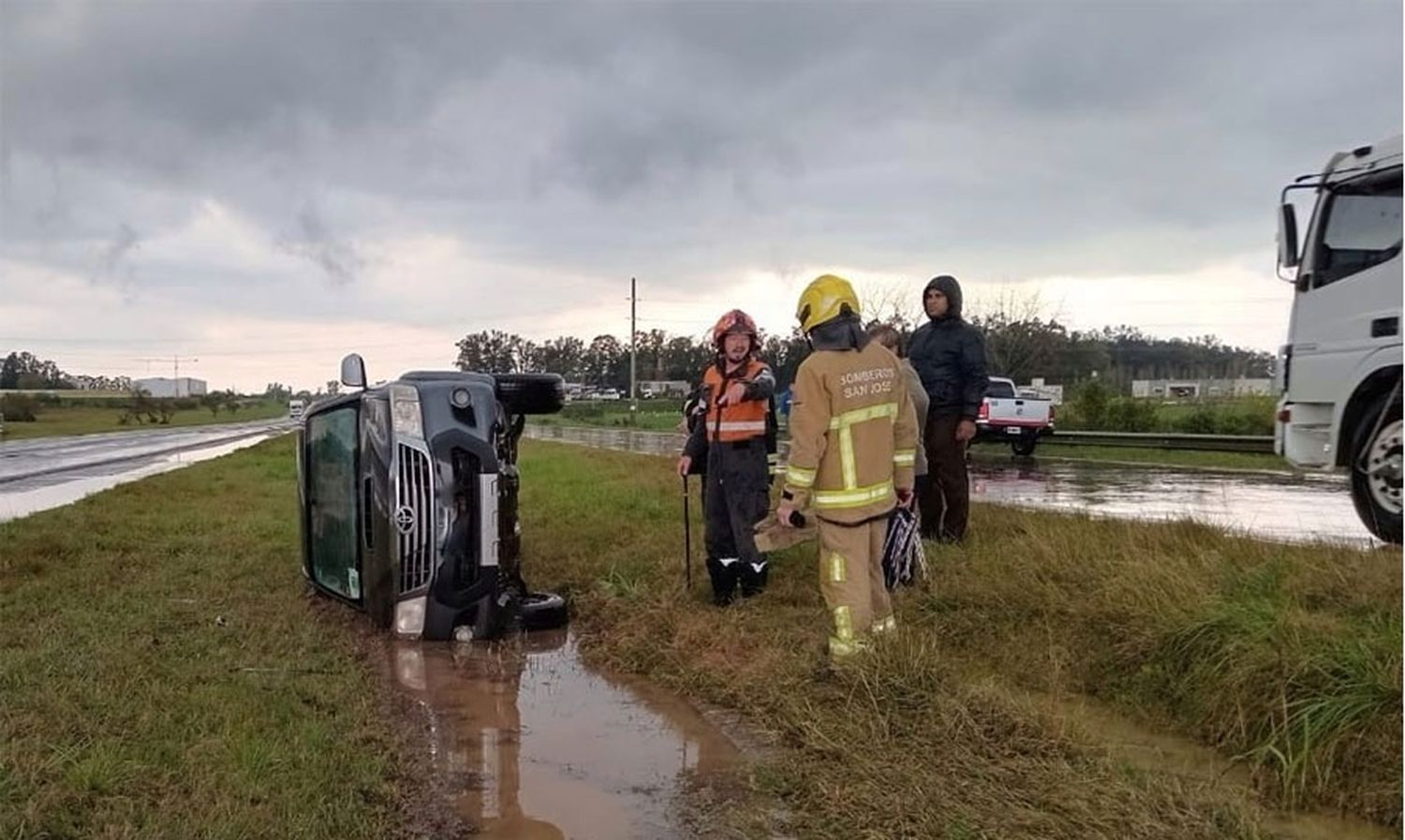 Por las condiciones climáticas,  una camioneta volcó en la autovía