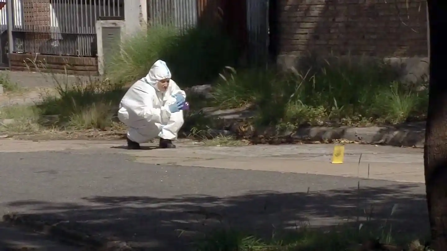 Los peritos de la Policía Científica trabaja en el lugar. (Foto: TN)