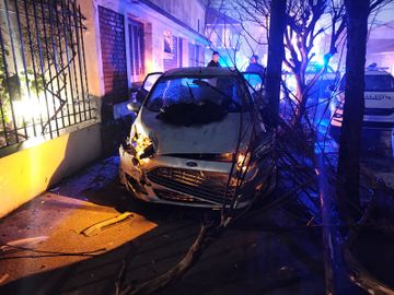 Persecución en Mar del Plata: un auto con pedido de secuestro terminó incrustado en un poste
