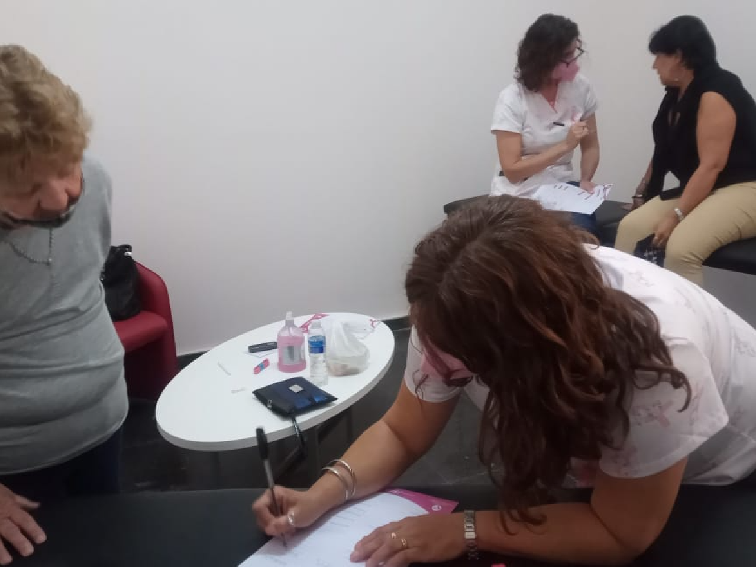 Con un consultorio kinésico concientizan sobre el cáncer de mama