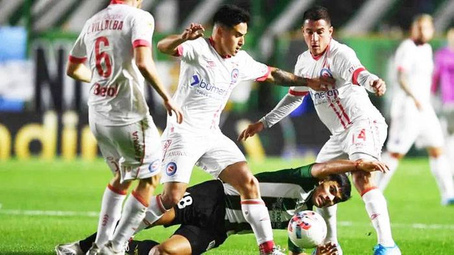 Argentinos Juniors rescató un agónico empate ante Banfield