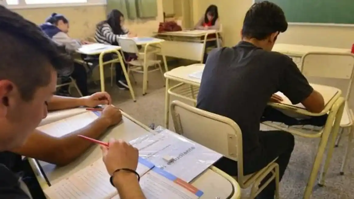 Alerta en escuelas de Santa Fe por amenazas de tiroteos: investigan posible vínculo con redes sociales