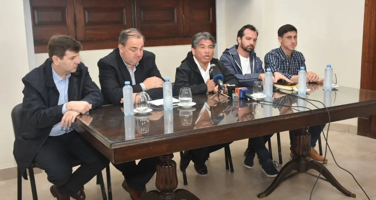 El informe estuvo a cargo del secretario de Municipios y Comunas Horacio Ciancio, el intendente de Santa Fe Juan Pablo Poletti, el secretario de Protección Civil Marcos Escajadillo, el intendente de Santo Tomé Miguel Weiss Ackerleyes y el senador Paco Garibaldi. Créditos: Flavio Raina