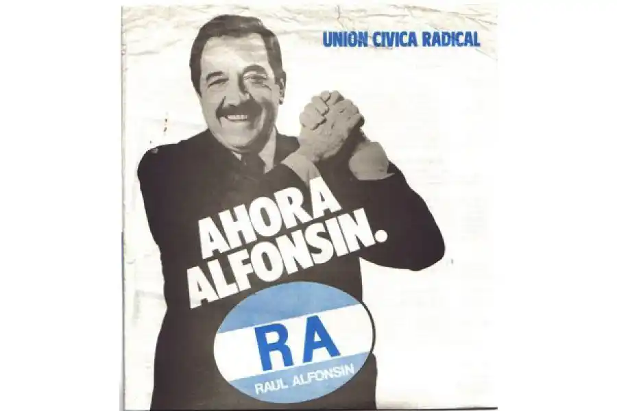 Propaganda de la Unión Cívica Radical, que postulaba al candidato Raúl Alfonsín.