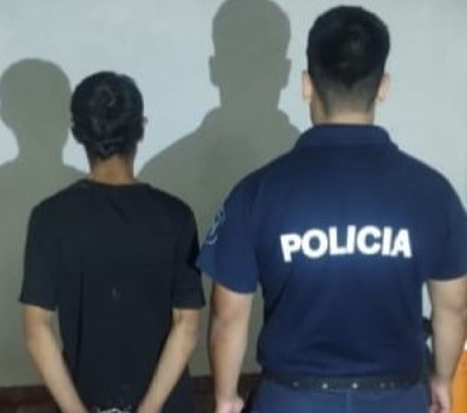 Aprehendieron a un sujeto que robaba cables del acoplado de un camión