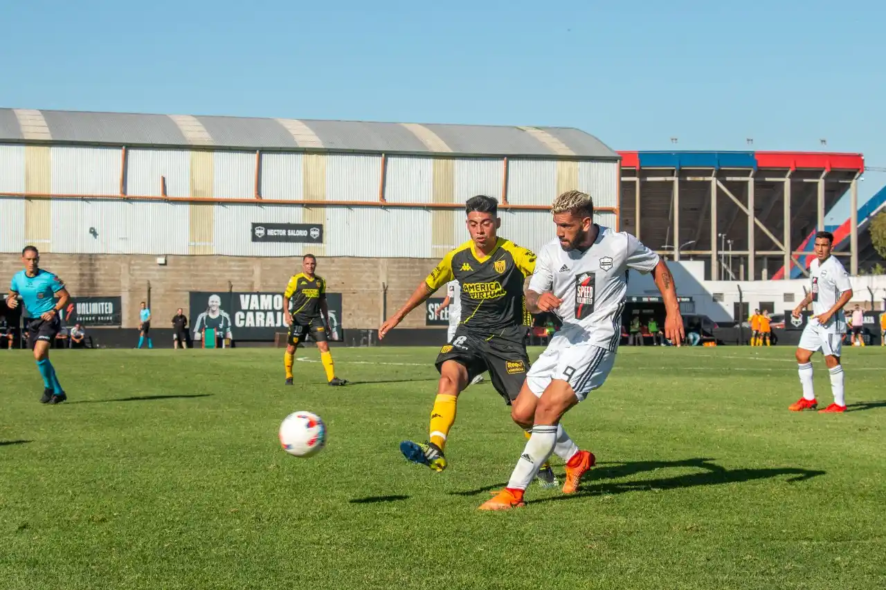FOTO PRENSA RIESTRA Fernández busca progresar en ataque, frente a la marca de Rojas.