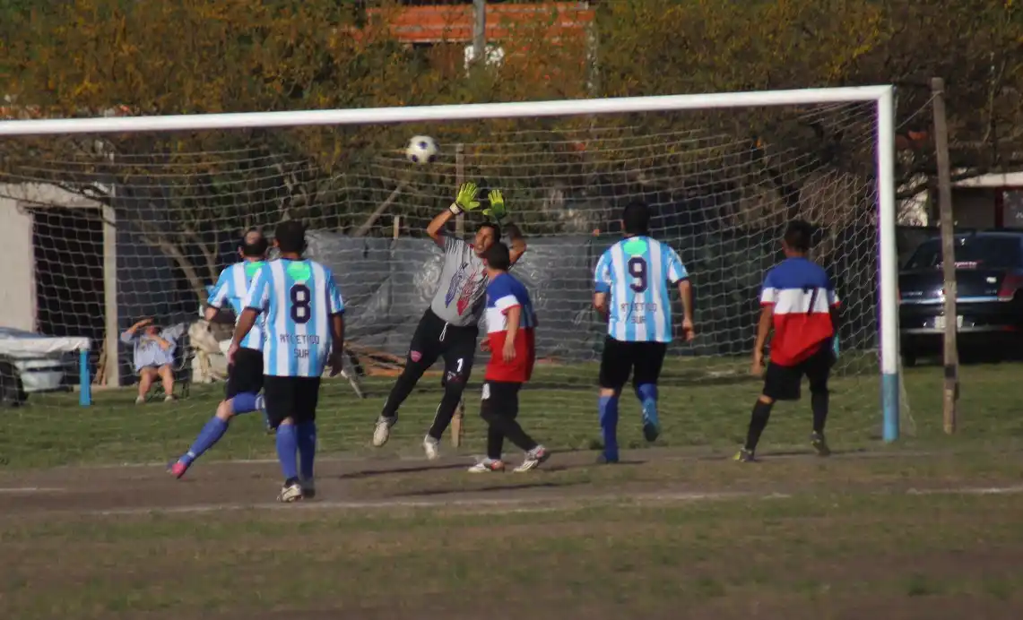Atlético Sur acabó con la racha ganadora de Primero de Mayo