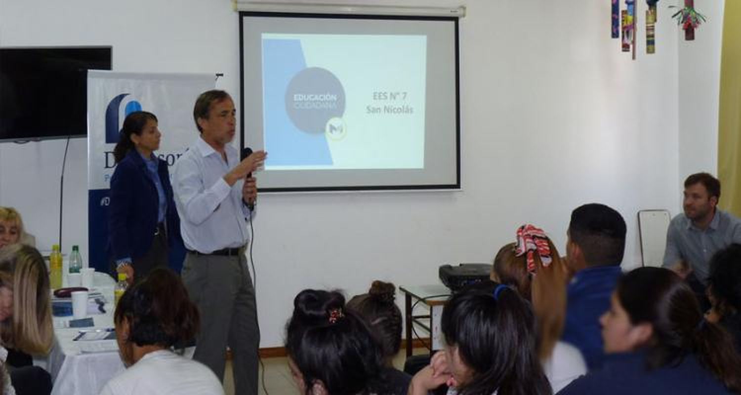 El fiscal Leveratto habló sobre grooming, cyberacoso y pornografía infantil en el colegio San Francisco