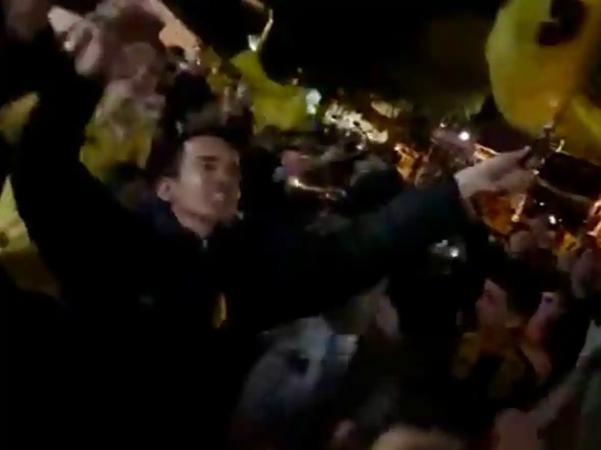 Hinchas despidieron al plantel en la Terminal.