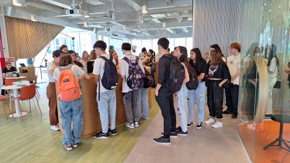 Notable convocatoria del evento de postulación de becas Bisblick para jóvenes