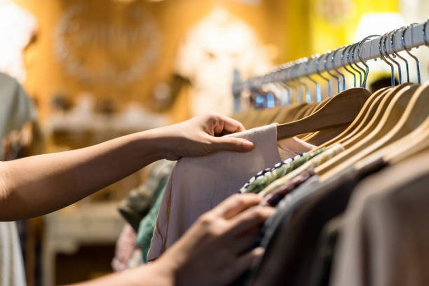 La venta nacional de ropa cayó un 7,7% y crecen las compras al exterior