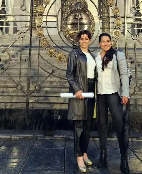 Marina Serrano junto a la diputada Natalia Souto, autora de la iniciativa de reconocimiento a deportistas en 2023