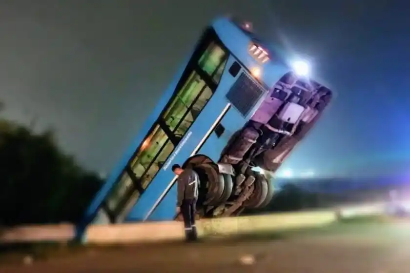 Impactante: un colectivo cayó a un arroyo en la autopista Rosario-Buenos Aires