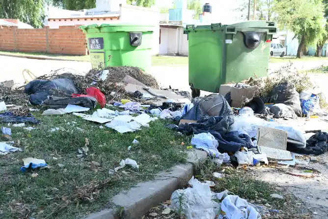 Chascomús y una discusión que vuelve cada verano: la ciudad limpia que se reclama, pero que muchas veces no se cuida