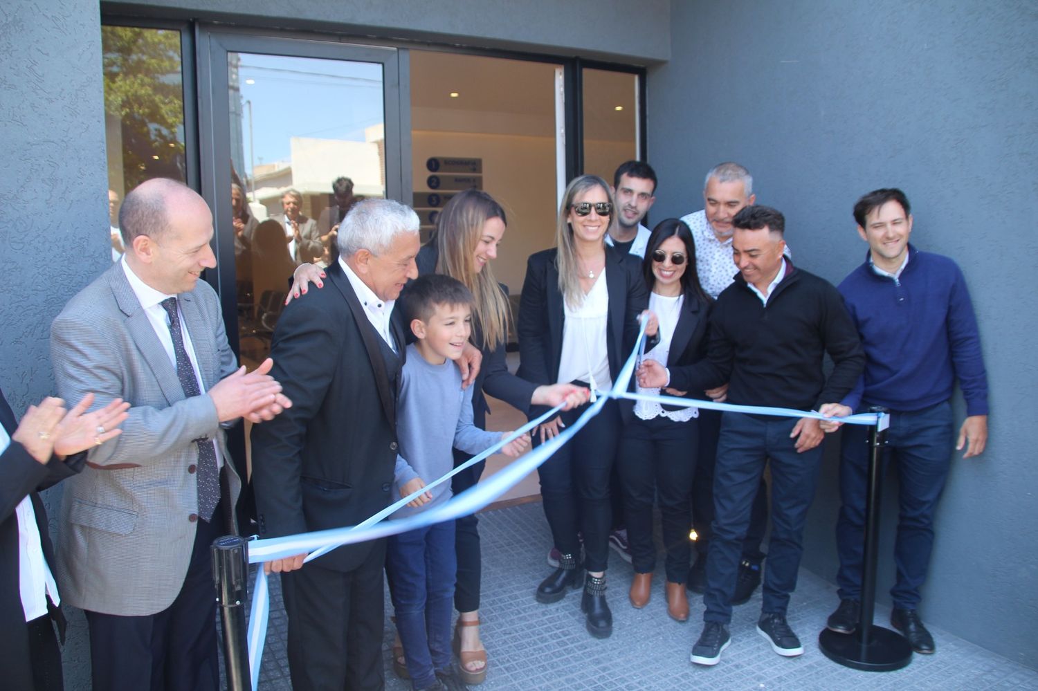 Amemt cortó las cintas para presentar la primera etapa del edificio de salud ubicado en 4 de Abril 1075.