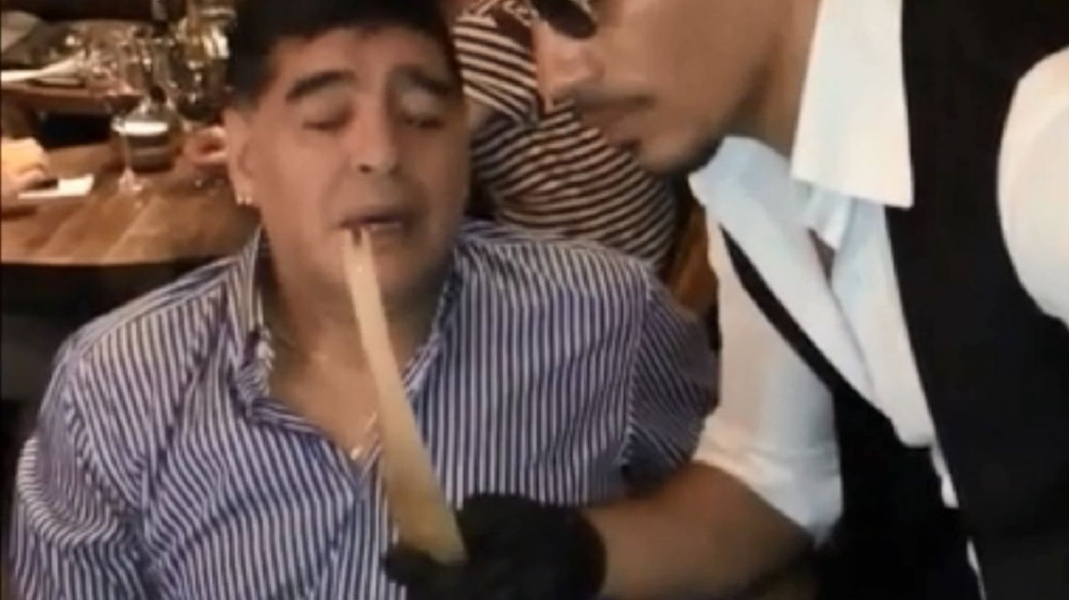 El video viral de Maradona en una cena romántica