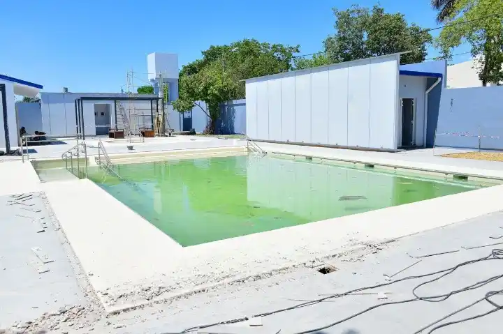Fase final: avanza la construcción de pileta terapéutica para pensionados