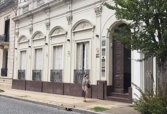 Un juez se abalanzó contra una mujer que se quería quemar a lo bonzo