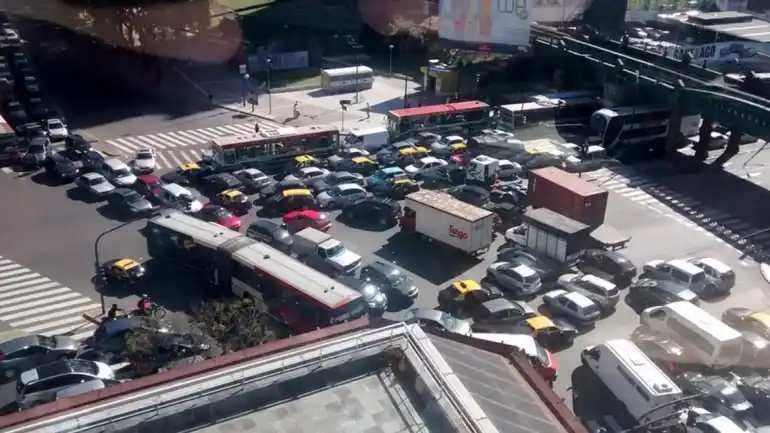 Caos en Capital: sin luz por un apagón, en medio del paro de transporte