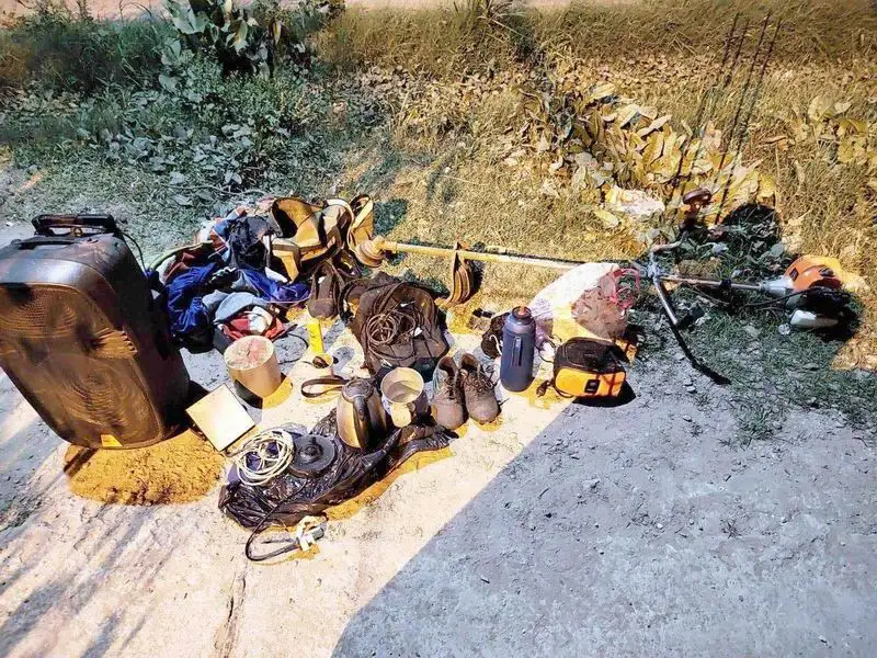 Detenidos por arrebatar
el celular a un adolescente