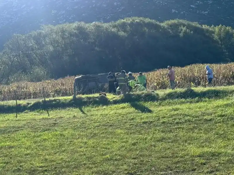 Como consecuencia, el vehículo se despistó, salió de la calzada y terminó volcado dentro de un campo lindero. Foto: Radio Gabal.