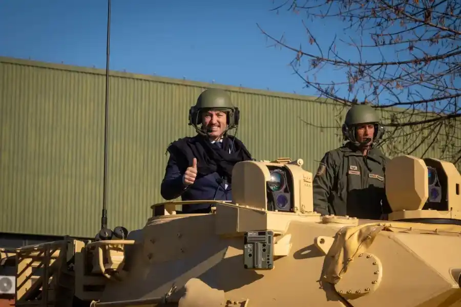 Petri encabezó la entrega de los primeros tanques TAM 2C A2 modernizados