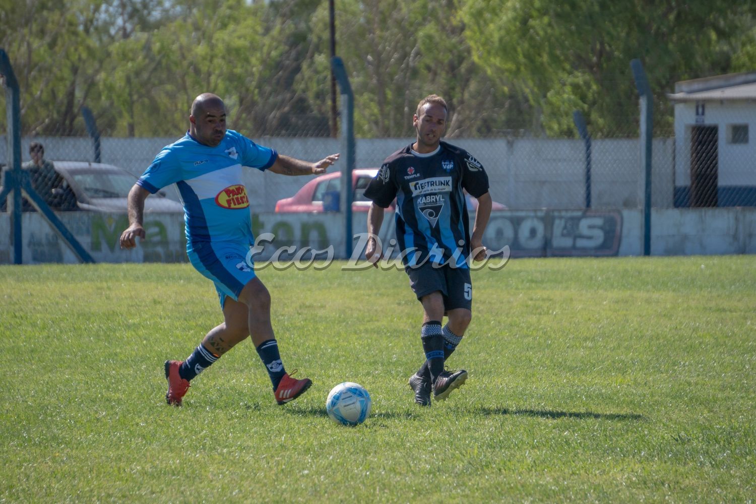Ensaya un pase. Juan Ignacio Coria en el encuentro de Villa del Parque ante Gimnasia