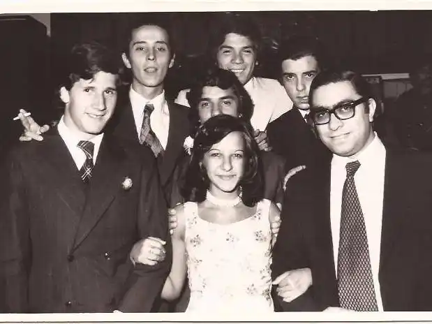 Egresados Promoción 1975- Bachillerato Rural junto a un profesor