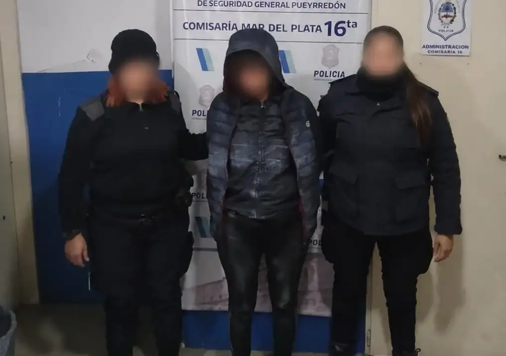La mujer se hallaba en el interior de la vivienda y portaba un arma blanca.