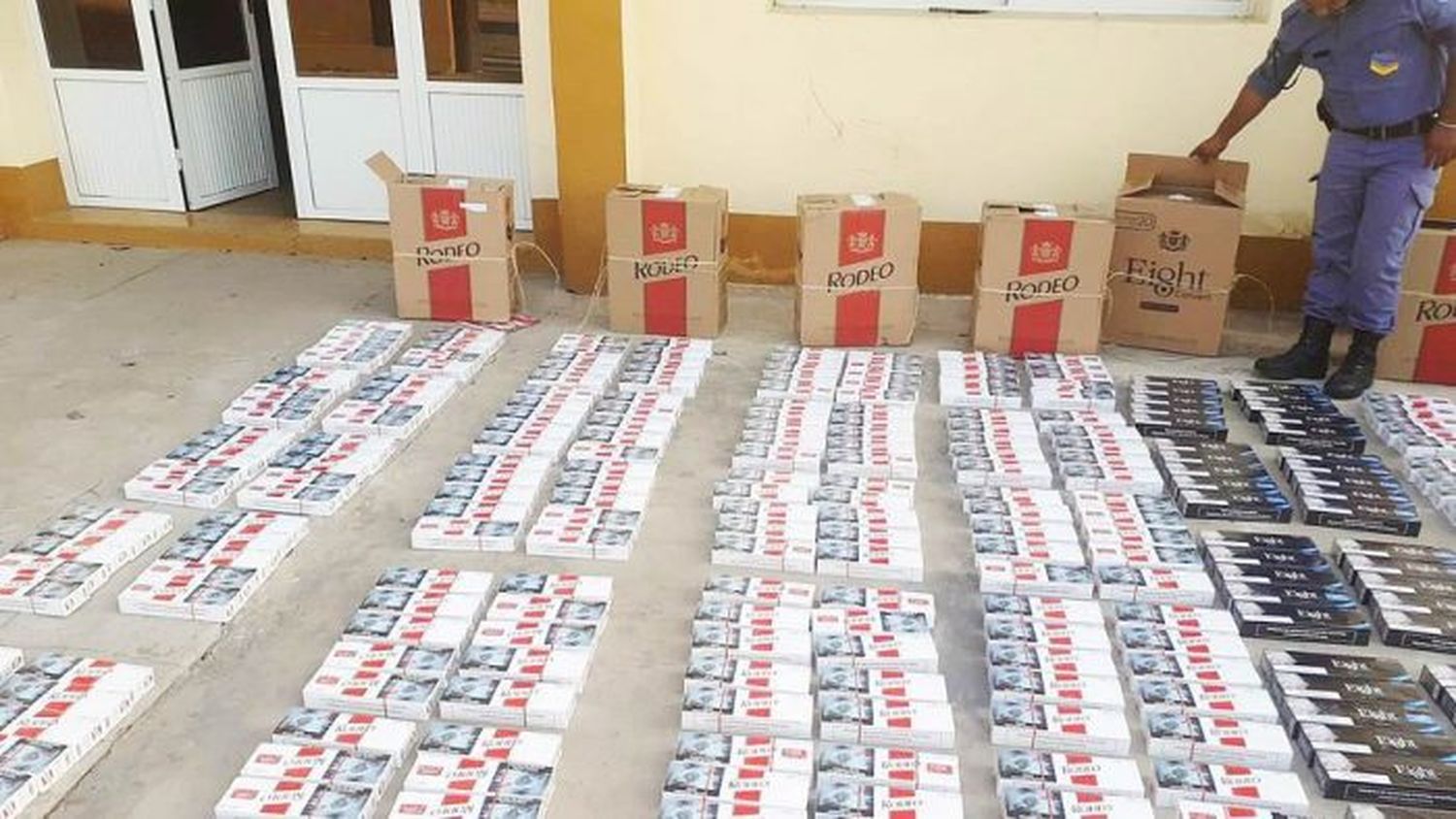 Secuestran cargamento de cigarrillos de marca extranjera de contrabando