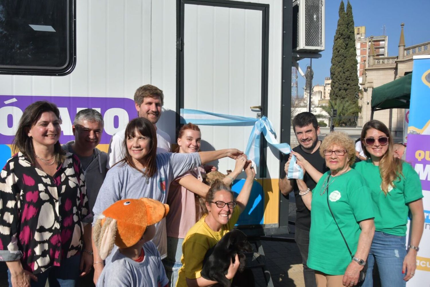 Gran marco de público en la presentación del nuevo Quirófano Móvil Municipal en el Paseo de la Ciudad 