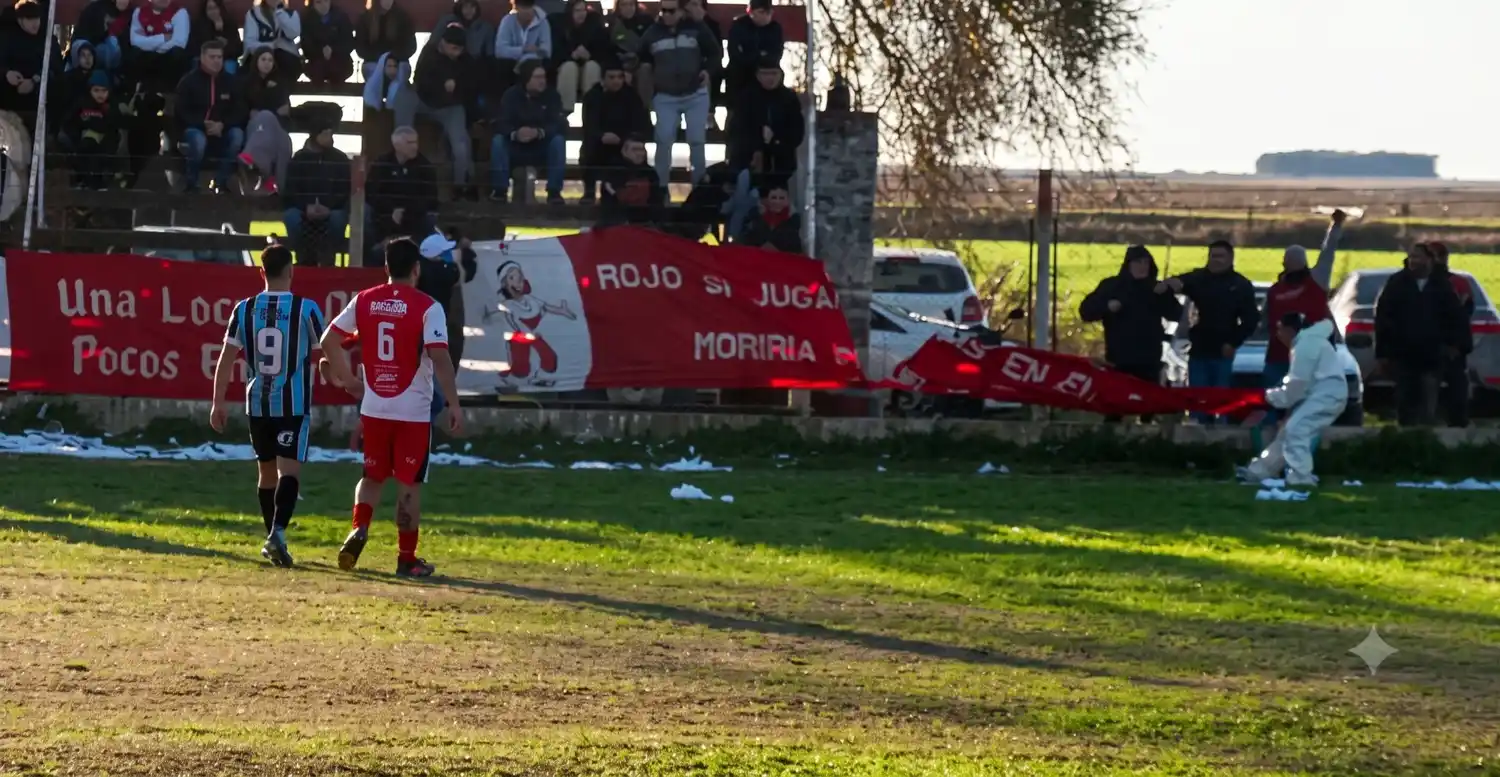 Momento en que los hinchas de Sportivo ingresan a la cancha para intentar robar la bandera de Nueva Era
