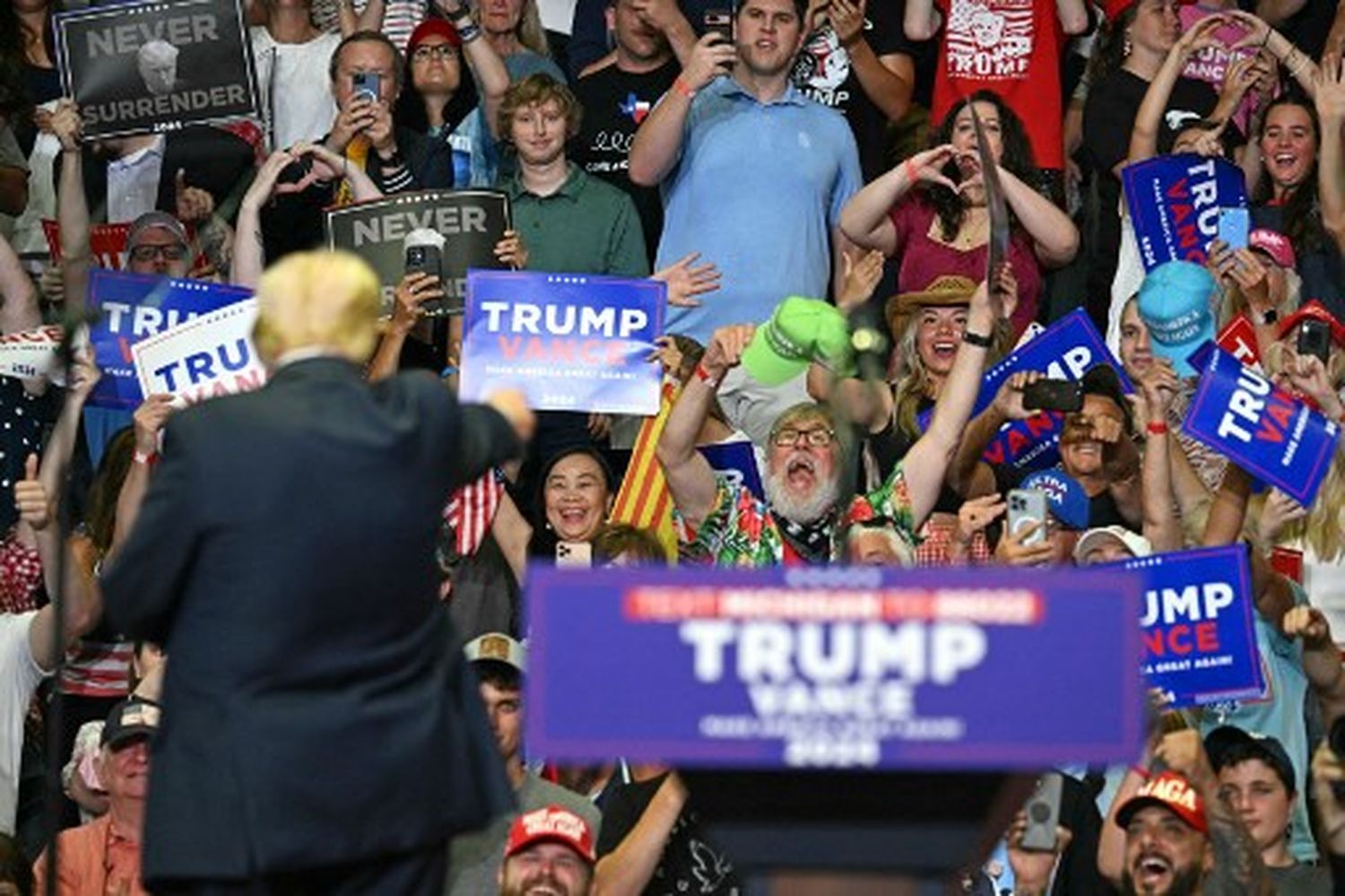 Trump se defiende al retomar su campaña: DESCARTA SER UNA AMENAZA para la democracia