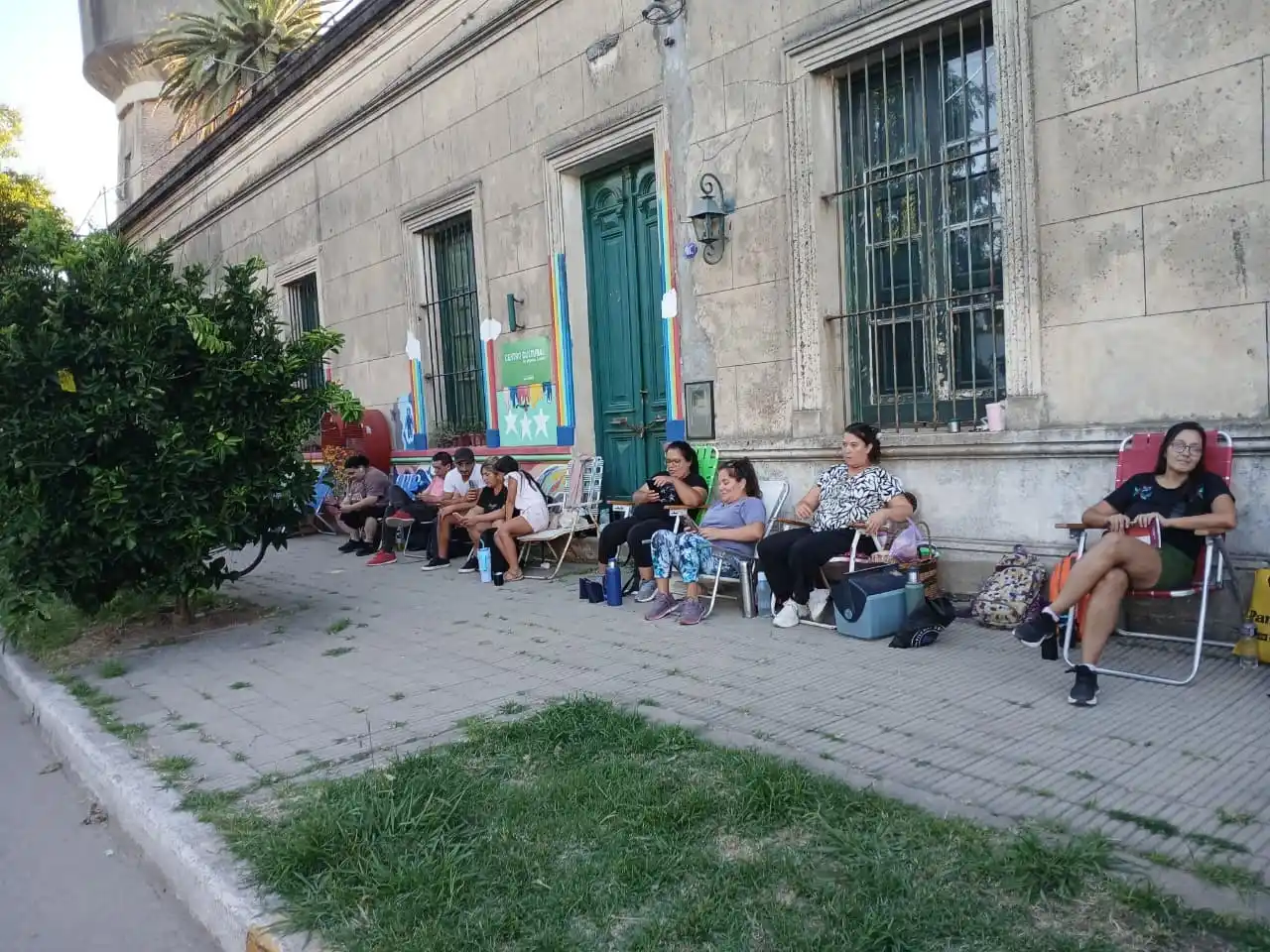 Decenas de personas hicieron fila desde la mañana del domingo.