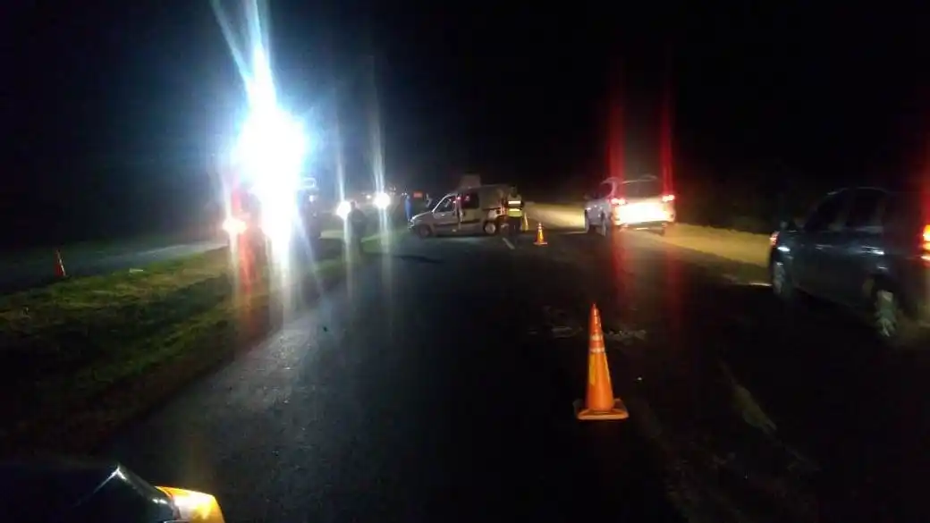 Tres lesionados luego del choque entre una camioneta y un camión