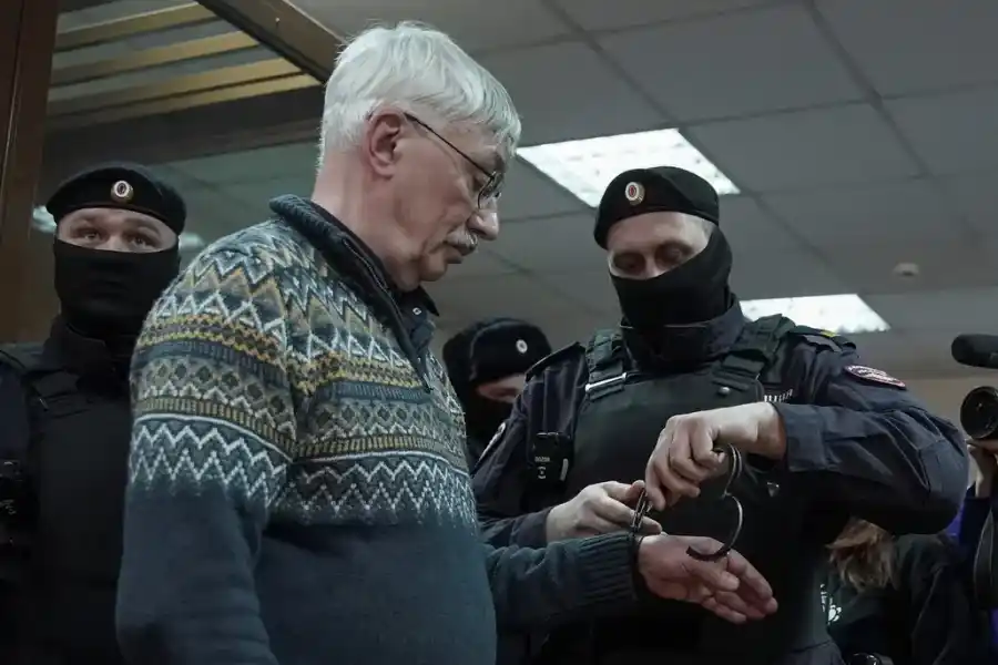 Rusia encarceló a un activista de derechos humanos y ganador del Premio Nobel de la paz 