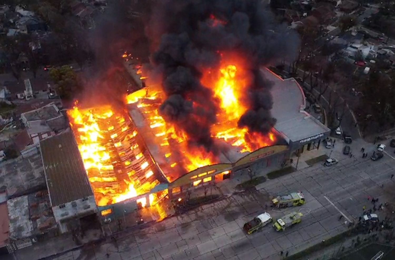 Las imágenes más espectaculares del voraz incendio en la fábrica de plásticos