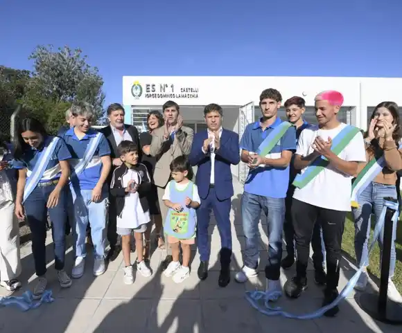 "No creemos en el sálvese quien pueda": Kicillof abrió el ciclo lectivo del secundario en Castelli y apuntó contra Milei